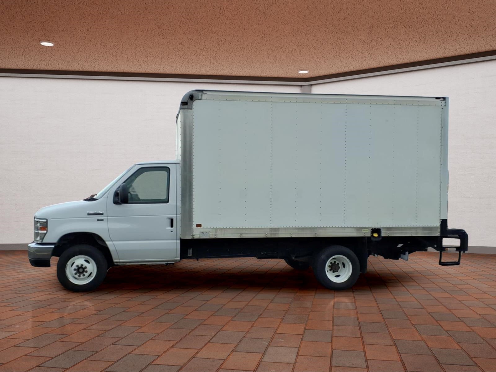 2019 Ford E-350SD Base Cutaway
