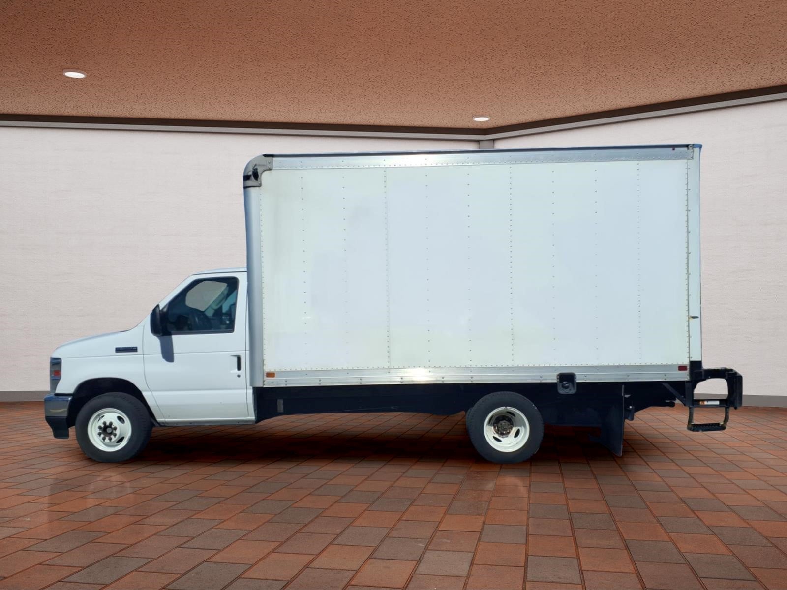 2022 Ford E-350SD Base Cutaway