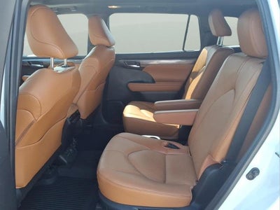 2023 Toyota Highlander Hybrid Platinum
